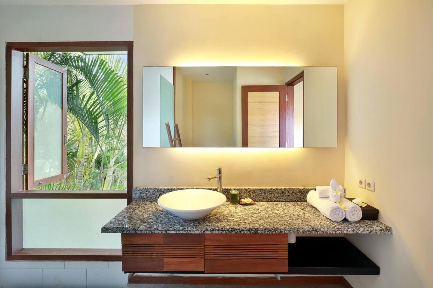 Super Value 4 Bedroom, Walk To Bintang Supermarket Seminyak  Exterior photo